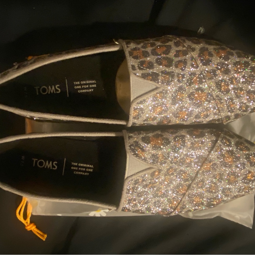Sliver glitter cheetah Toms - Picture 2 of 4